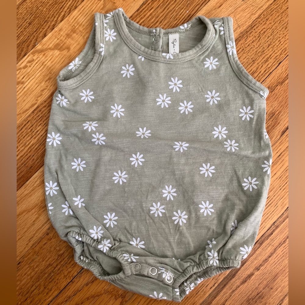 Excellent Condition! Rylee + Cru Daisy print Bubble Sz 0-3 M